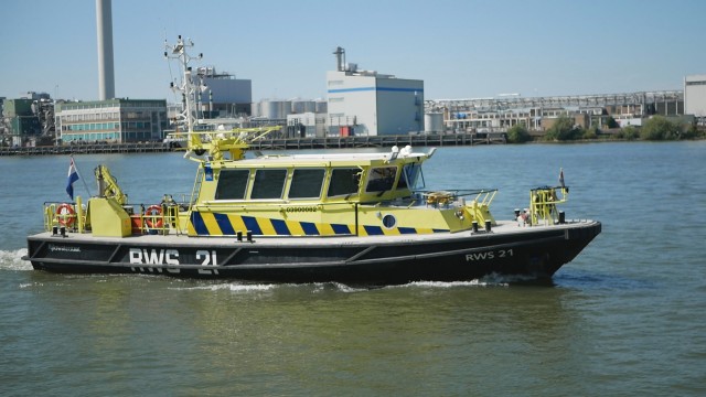 Rijkswaterstaat boot op de Oude Maas 2