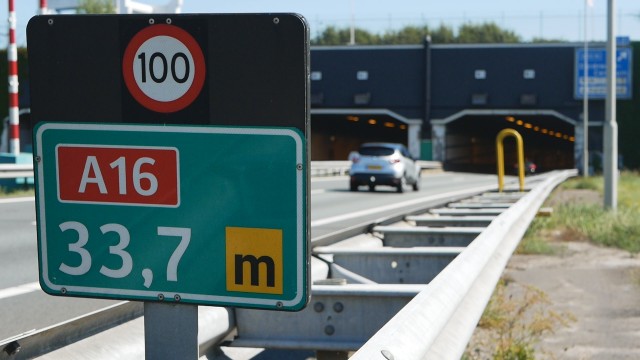 Snelweg A16 met Drechttunnel op achtergrond
