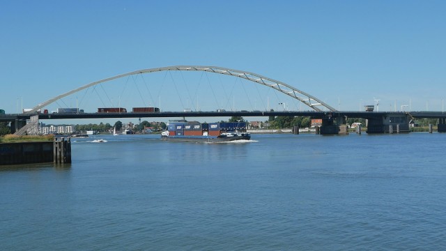 Vrachtschip rivier Beneden Merwede