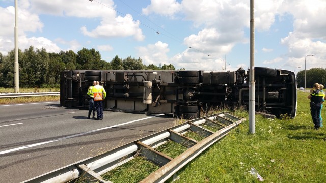 gekantelde vrachtwagen a15