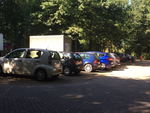 geparkeerde autos parkeerplaats