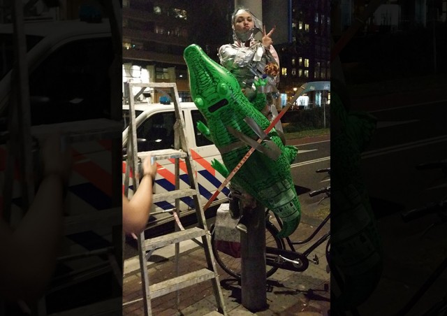 vrouw vastgeplakt op spuiboulevard