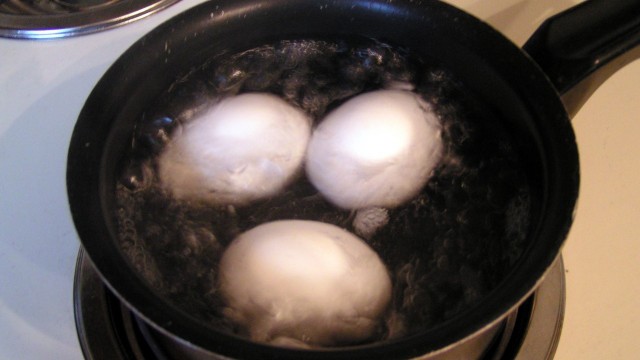 eieren koken in pan