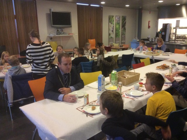 ontbijt-kinderen-met-burgemeester-van-hemmen