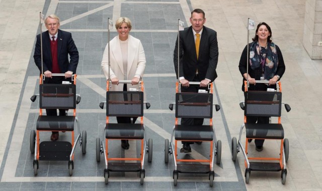 overdracht-rolstoelen-vriendenfonds-aan-asz