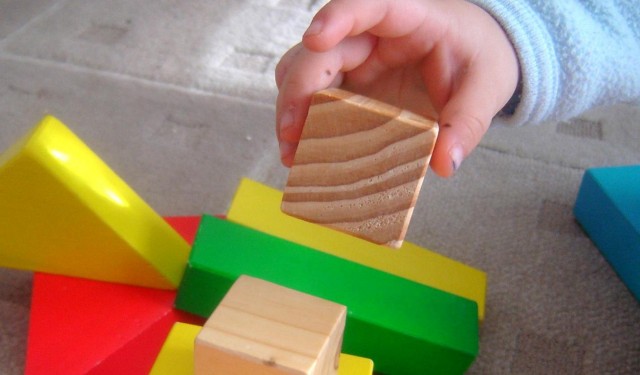 kind-speelt-met-speelgoed