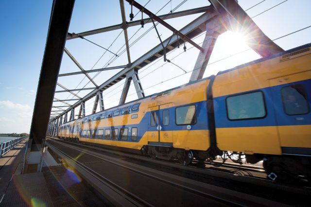 Spoedreparatie spoorstaaf Moerdijkbrug
