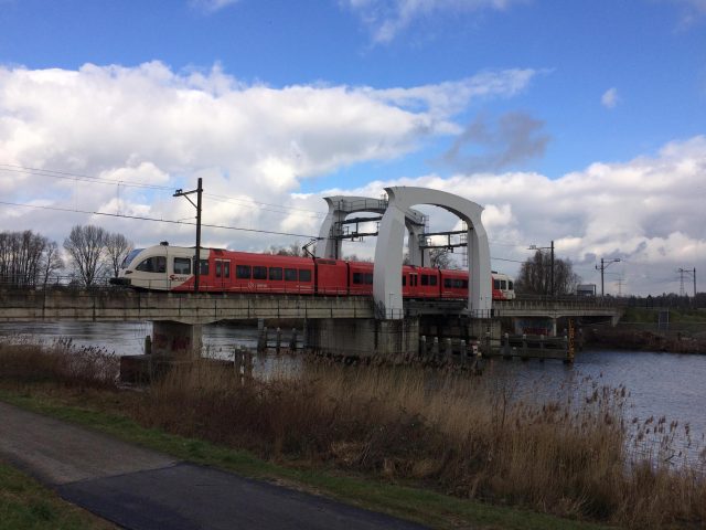 arriva trein over spoorbrug wantij