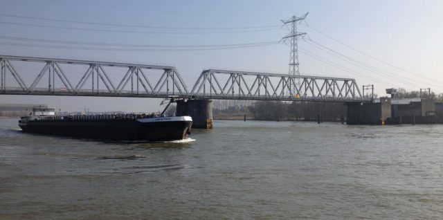 boot onder baanhoekbrug