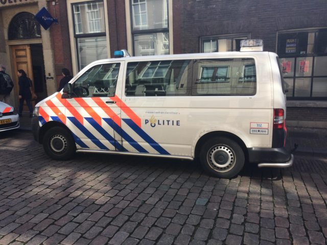 politiieauto voor politiebureau dordrecht