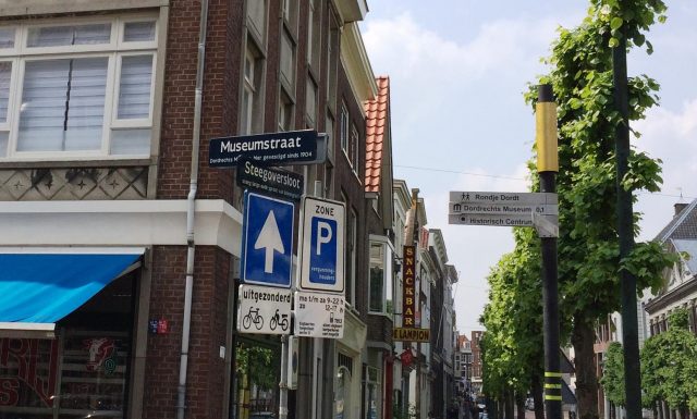 bordje museumstraat-steegoversloot