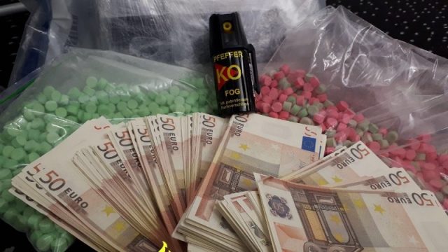 Dordtenaren aangehouden na vondst drugs, vals geld en cash