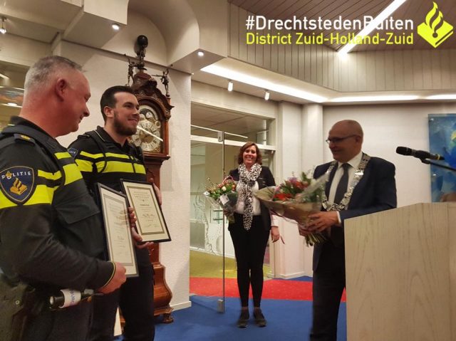 agenten ontvangen onderscheiding redden drenkeling