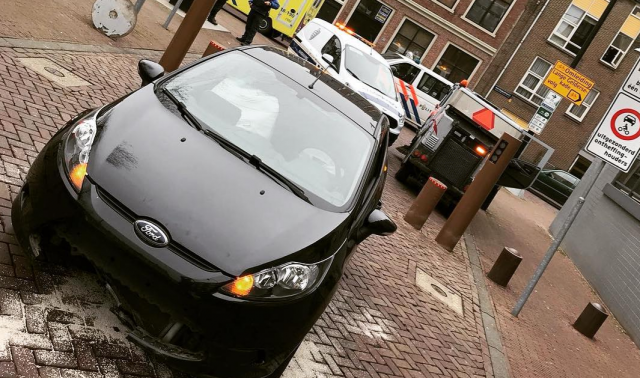 auto rijdt tegen poller dordrecht 11-04-2018