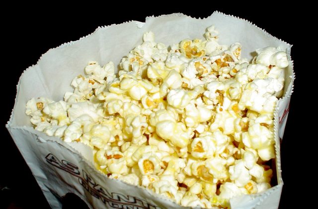 zak met popcorn