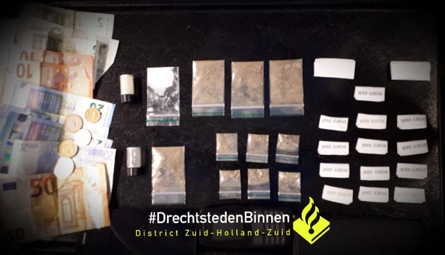 Agenten houden drugsdealer en koper aan in Dordrecht