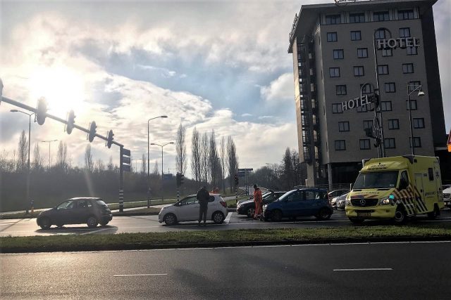 Auto's botsen op elkaar op Laan der Verenigde Naties