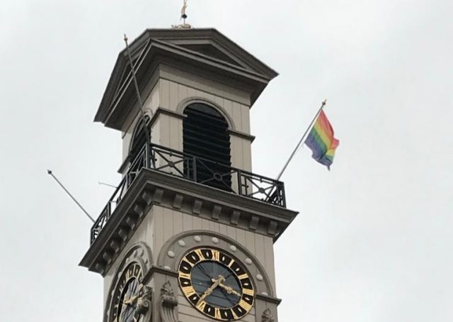 regenboogvlag stadhuis dordrecht