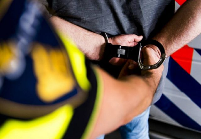 stockfoto-politie-aanhouding-handboeien