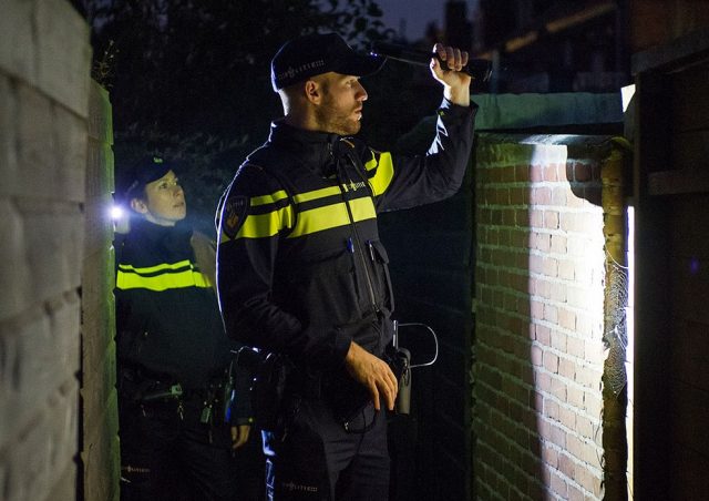 stockfoto-politie-agenten-controle-woningen