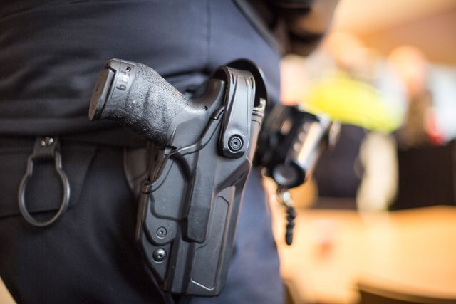 stockfoto-politie-wapen-holster