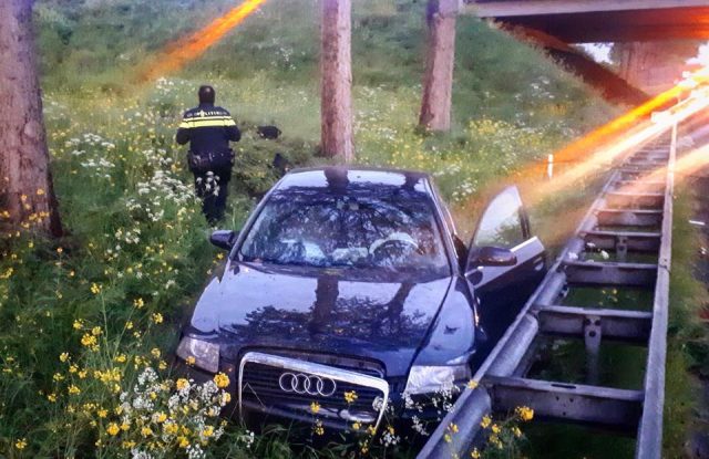 Dordtenaar rijdt met auto van talud af bij oprit A15