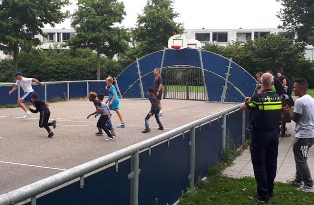 Zwijndrechtse politieagenten verliezen voetbaltoernooi van jongeren
