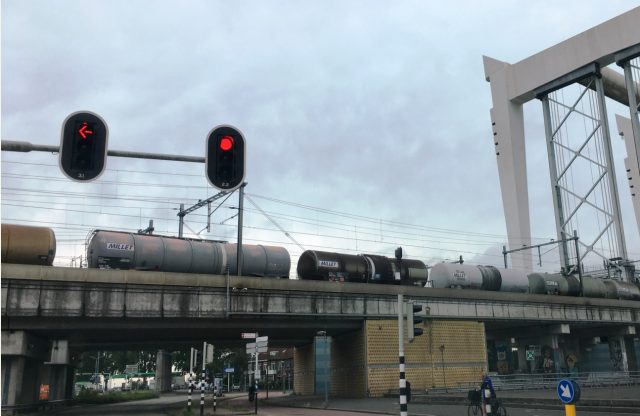 goederentrein-over-spoor-dordrecht-stadsbrug
