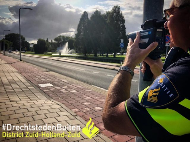 Elf snelheidsbekeuringen in uur tijd op Officiersvliet in Zwijndrecht