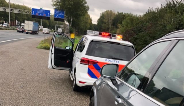 Politie betrapt automobilist op vasthouden telefoon op A15
