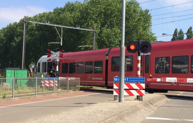 merwedelingelijn-trein-spoorwegovergang-krommedijk