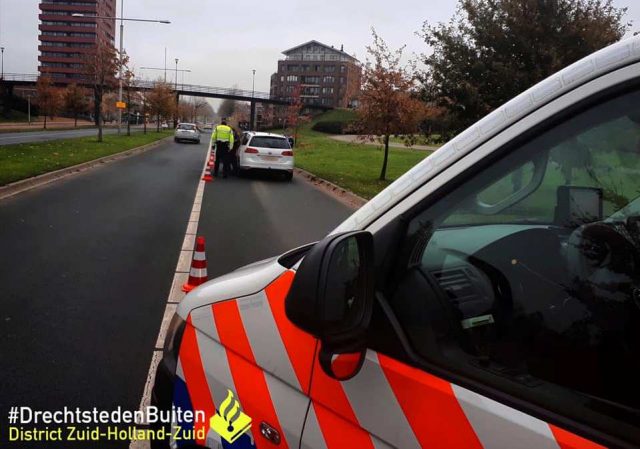 Bekeuring en waarschuwing bij verkeerscontrole op Laan van Welhorst in Hendrik-Ido-Ambacht