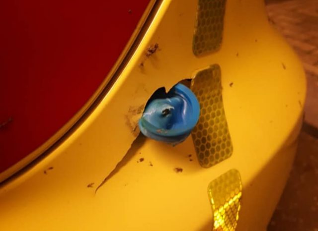Illegaal vuurwerk veroorzaakt kapotte bumper en voorruit bij ambulance in Hendrik-Ido-Ambacht