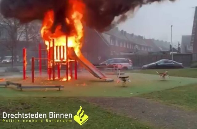 Twee 16-jarigen aangehouden voor brandstichting speeltoestel in Dordtse wijk Krispijn