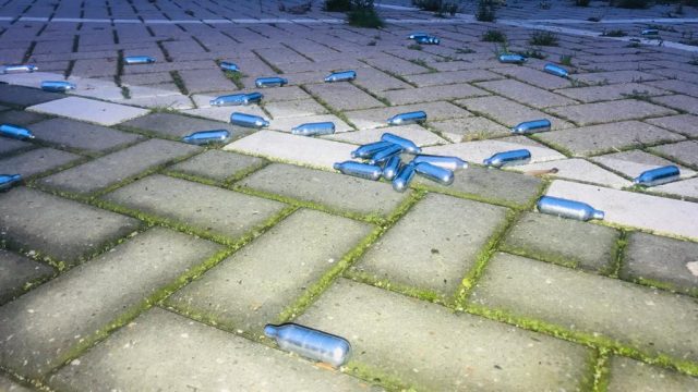 lachgas-patronen-op-straat