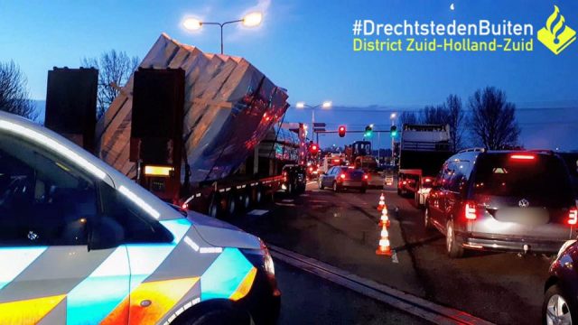 Vrachtwagenchauffeur krijgt bekeuring wegens bijna verliezen lading in Alblasserdam