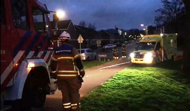 brandweer-trekt-ambulance-uit-modder-zwijndrecht