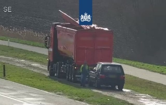 dak waait los vrachtwagen a16 moerdijkbrug
