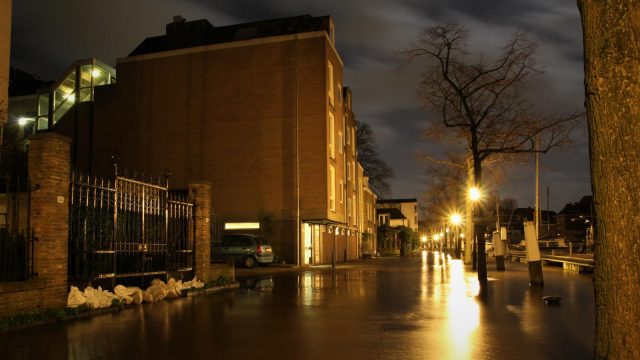 hoogwater-ondergelopen-kade-dordrecht