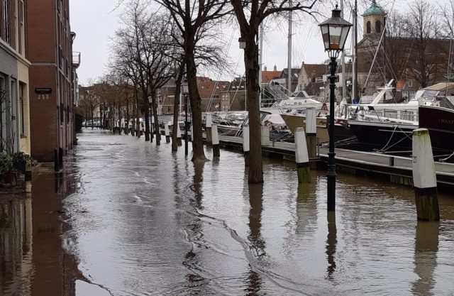 hoogwater-ondergelopen-kade-dordrecht