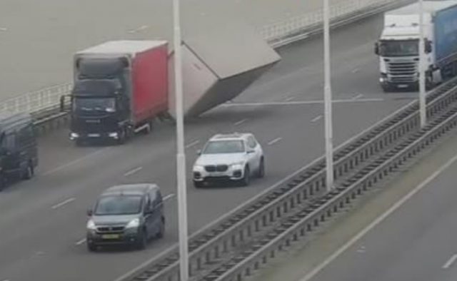 vrachtwagen-kantelt-moerdijkbrug-dordrecht