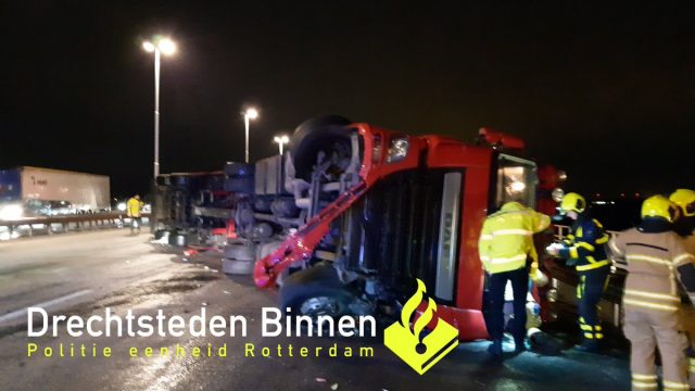 vrachtwagen kantelt op a16 moerdijkbrug