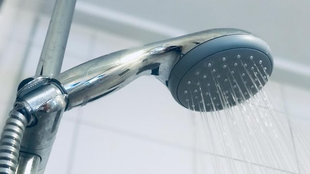 water-uit-douchekop-douchen