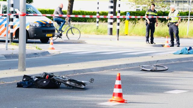 Fietser zwaargewond door botsing met auto op kruising Langeweg