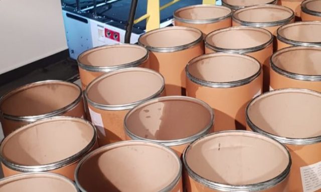 Rijkswaterstaat en politie halen 22 containers uit rivier de Noord