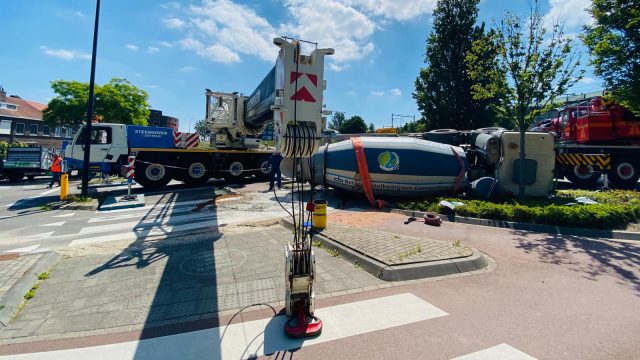 gekantelde cementwagen zwijndrecht
