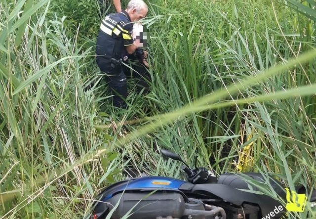 Verdachten op scooter proberen aan politie te ontkomen door sloot in te rijden in Dordrecht