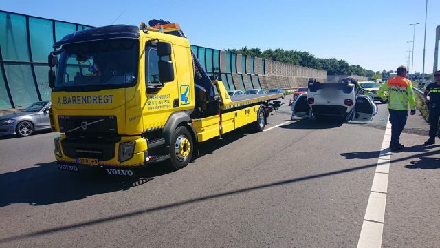 ongeluk drechttunnel auto op dak