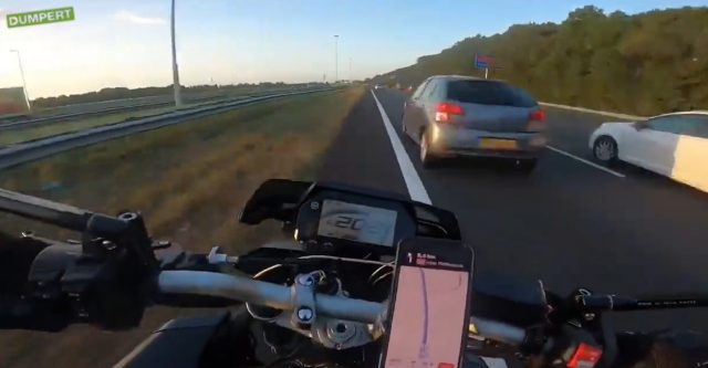 Politie zoekt motorrijder die gevaarlijke manoeuvres uithaalde op A16