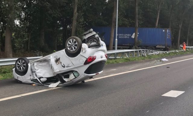 Vrachtwagenchauffeur en automobilist gewond bij ongeluk op A16 bij Dordrecht